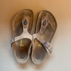 BIRKENSTOCK Gizeh Sandals in Oiled Leather